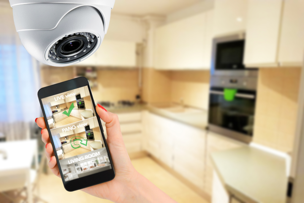 Smartphone usado para monitorar câmeras e controlar a segurança de uma residência